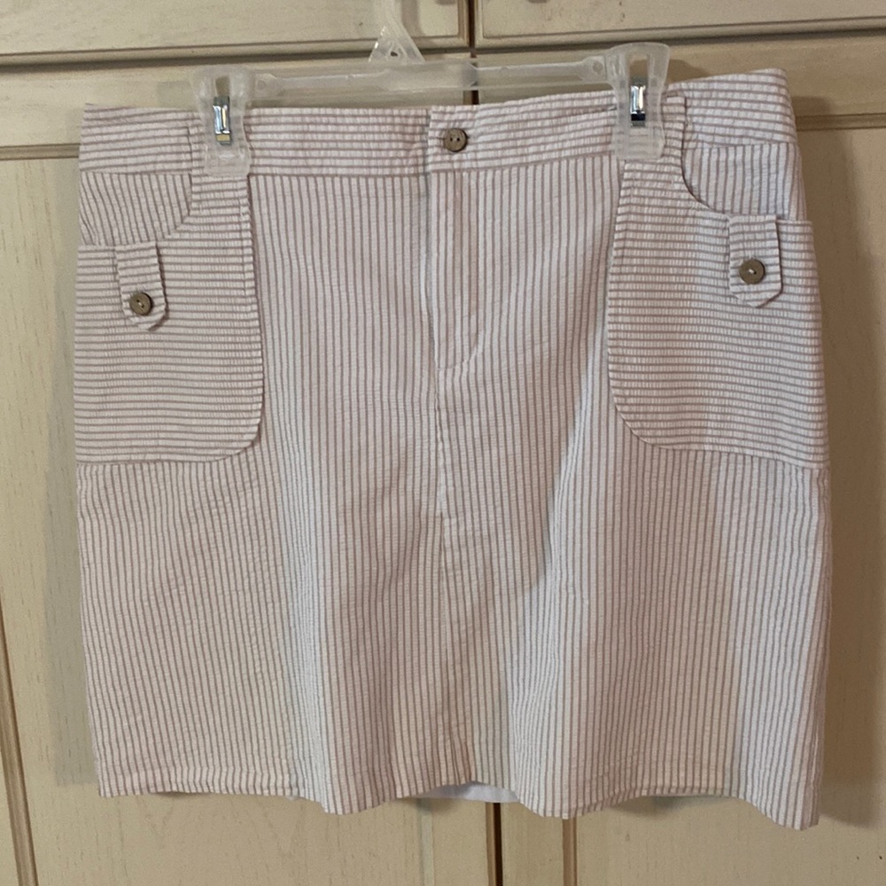A lovely skirt in size 14 with pockets